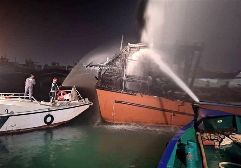اطفاء آتش سوزی لنج باری در بندر چارک