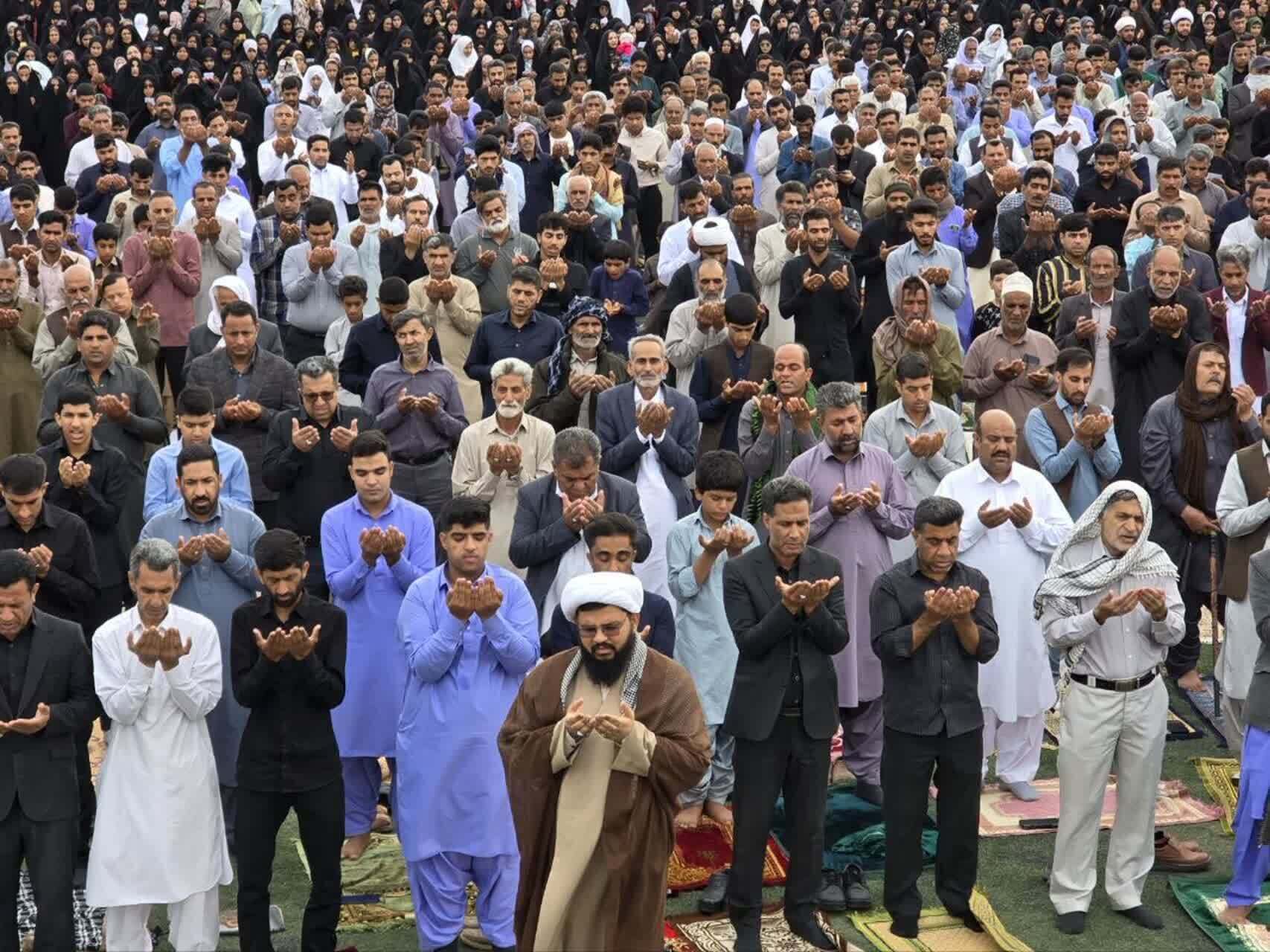 اقامه باشکوه نماز عید سعید فطر در شهرستان ریگان اقامه باشکوه نماز عید سعید فطر در شهرستان ریگان