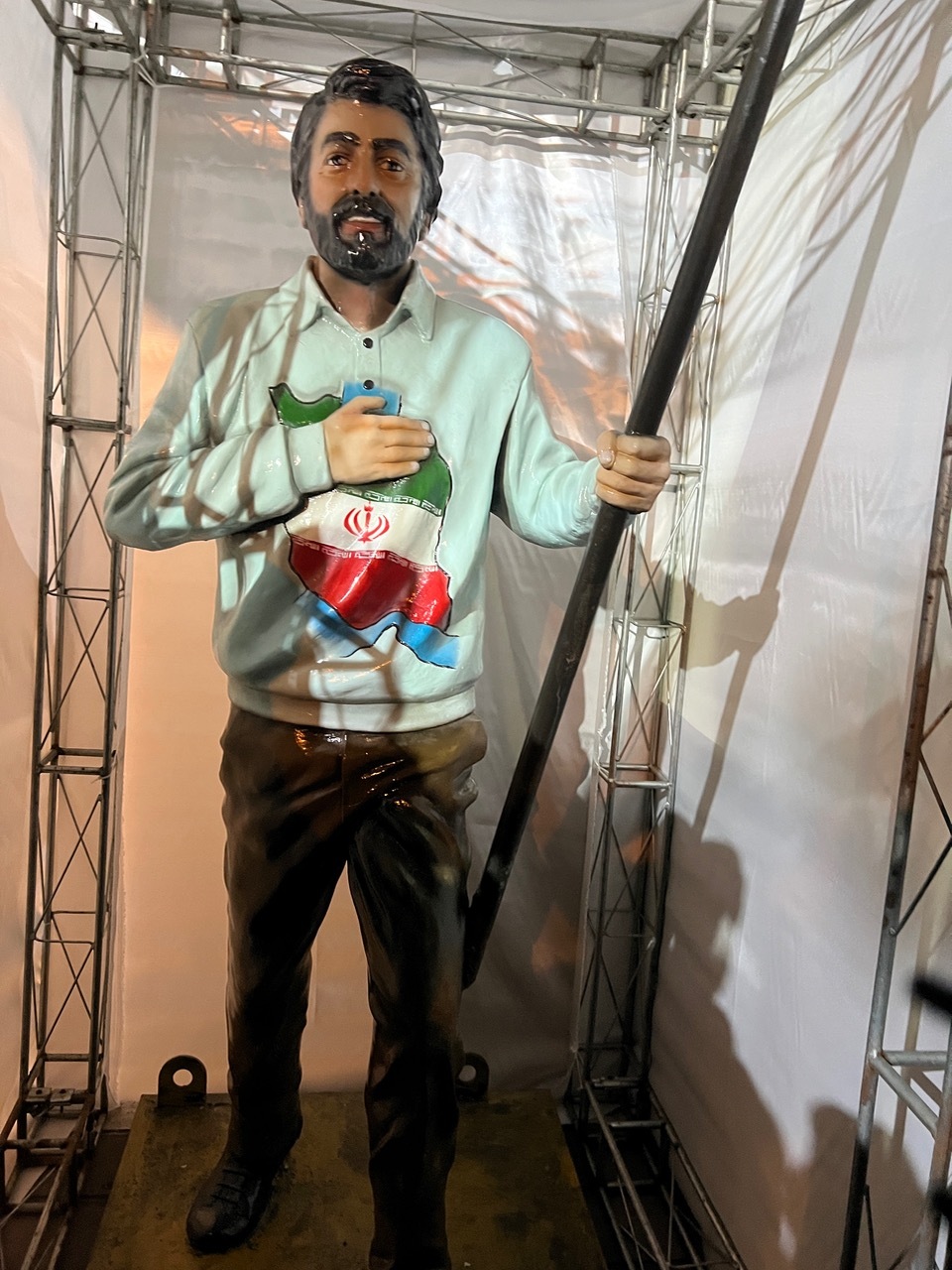 رونمایی از مجسمه «سرباز وطن» در خشکبیجار در تجمعات دیشب