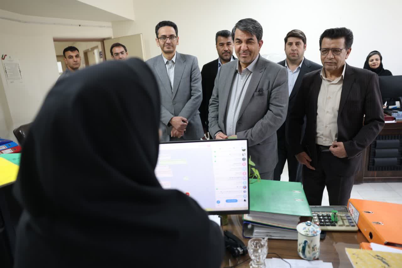 بازدید سرزده استاندار کرمان‌ از اداره کل صنعت، معدن و تجارت استان