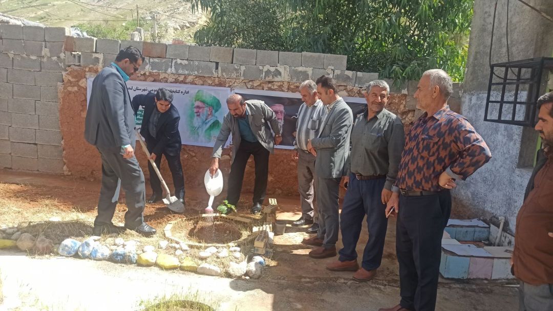 کاشت نهال به یاد رهبر انقلاب در لنده کاشت نهال به یاد رهبر انقلاب در لنده