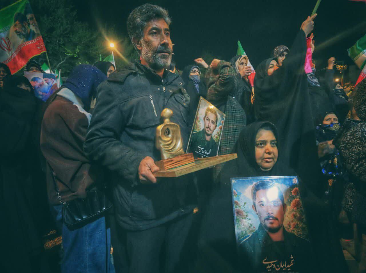 شهید ایمان وحیدی چهره برتر هنر انقلاب در خراسان شمالی شد شهید ایمان وحیدی چهره برتر هنر انقلاب در خراسان شمالی شد