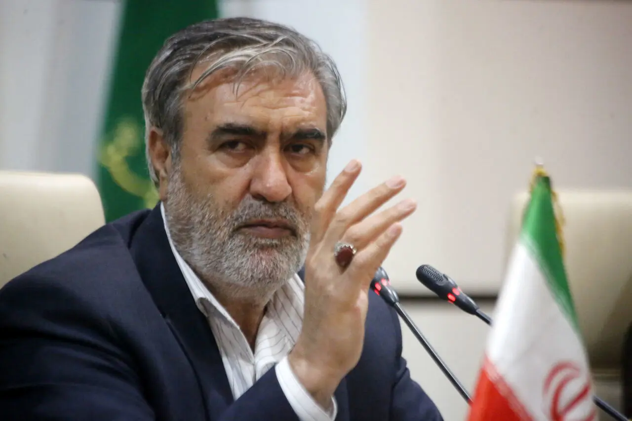 عزیزی: حالا از بازگشت وضعیت تنگه هرمز به قبل لذت ببرید
