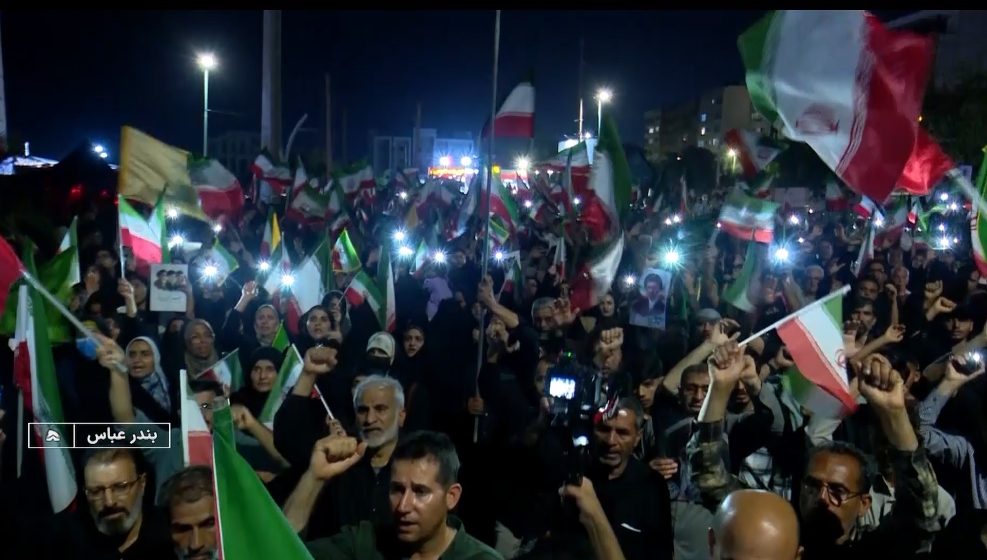 اجتماع بیست و پنجم در بندرعباس، مردم و رزمندگان در میدان اجتماع بیست و پنجم در بندرعباس، مردم و رزمندگان در میدان