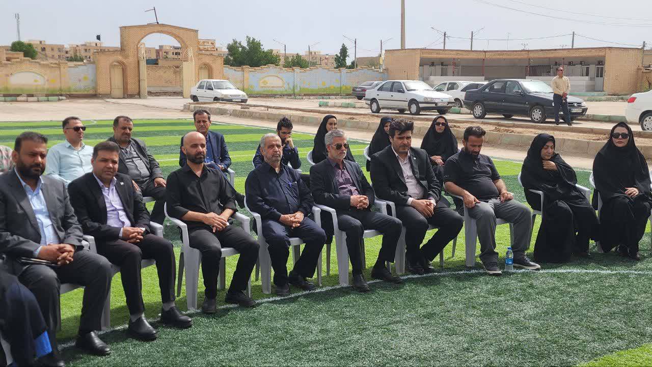 افتتاح زمین چمن مصنوعی به نام شهیدنوآموز جنگ رمضان گرشا باقری