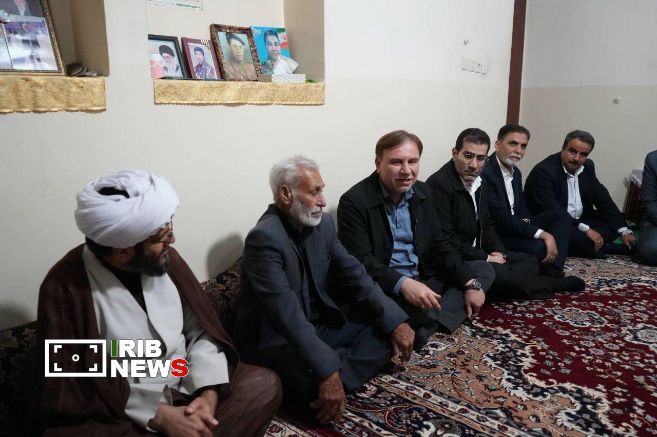 دیدار استاندار بوشهر با خانواده ۲ شهید جنگ رمضان در دشتستان