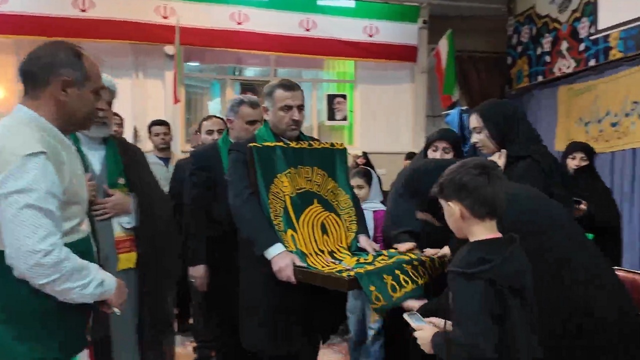 استقبال مردم مرند از پرچم متبرک حرم رضوی