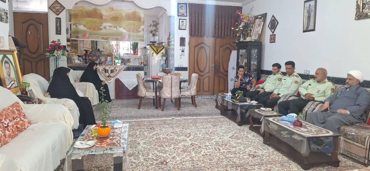 شهیدان با خون خود درخت اسلام را آبیاری کردند شهیدان با خون خود درخت اسلام را آبیاری کردند