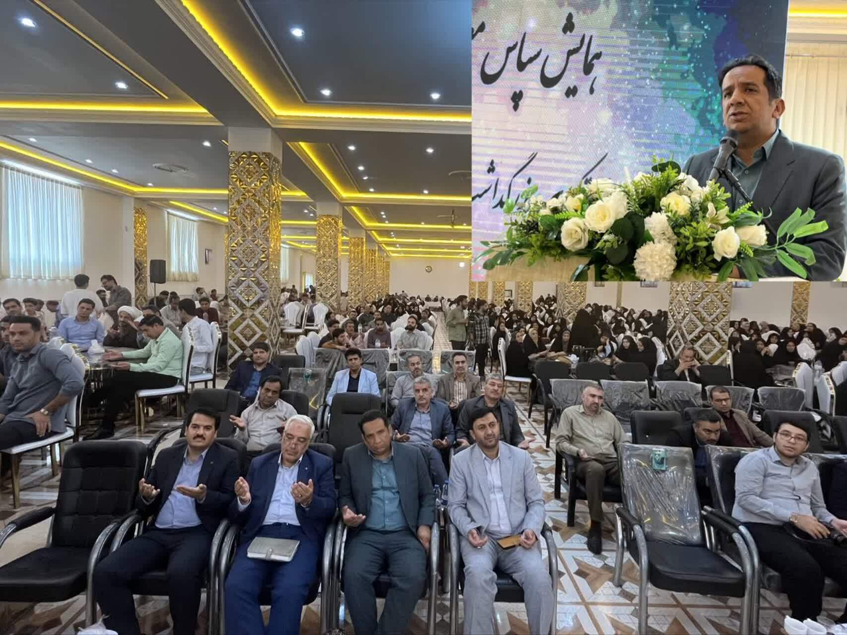 تکریم معلم، محور تحول آموزشی و تربیتی است تکریم معلم، محور تحول آموزشی و تربیتی است