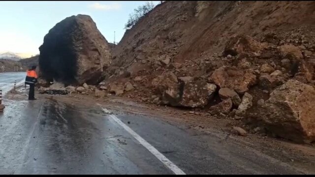 گرفتار شدن یک کارگر مارگونی زیر آوار ریزش کوه