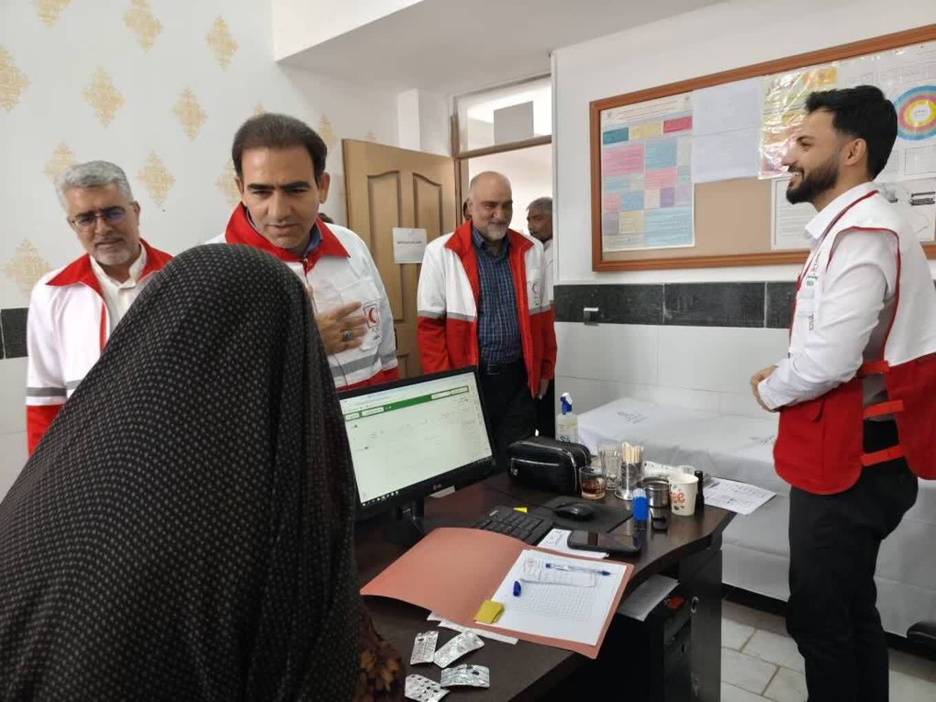 ارائه خدمات بهداشتی و درمانی هلال احمر خراسان جنوبی در روستای زنوغان طبس