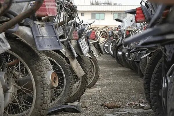 توقیف ۴۳۸ موتورسیکلت و ۲۲۹ خودروی بدون پلاک در ۲۴ ساعت