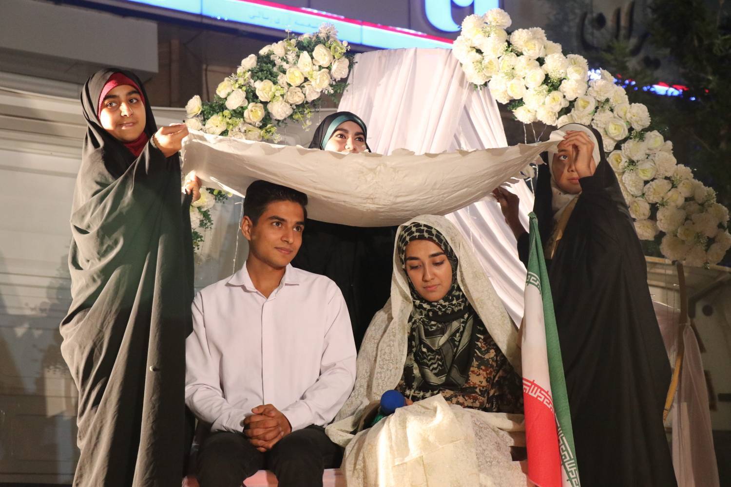 برگزاری آئین ازدواج زوج جوان در اجتماع بزرگ شبانه مردم نیشابور