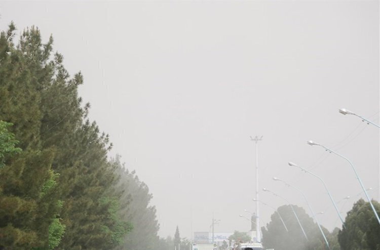 گرد و غبار سراسر استان فارس را فرا می‌گیرد