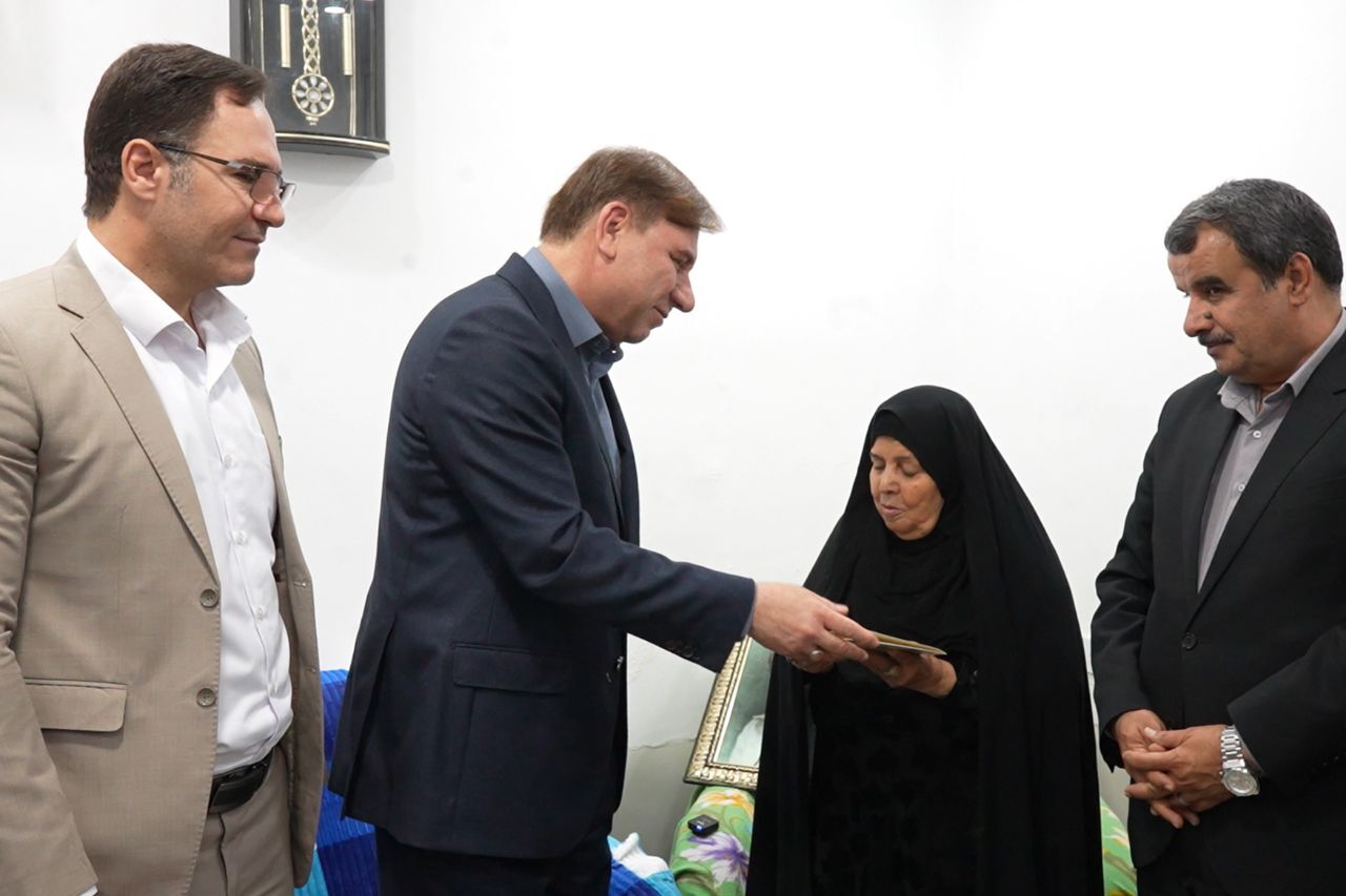 استاندار بوشهر با خانواده ۳ شهید والامقام در تنگستان دیدار و گفت‌و‌گو کرد