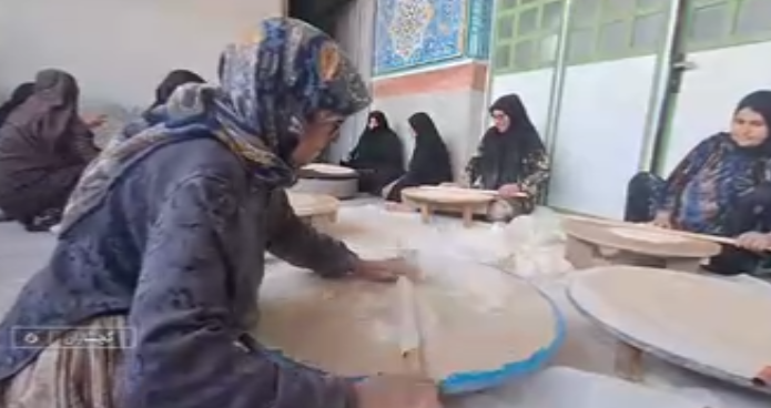 تنور همدلی پخت نان در گچساران همچنان داغ داغ
