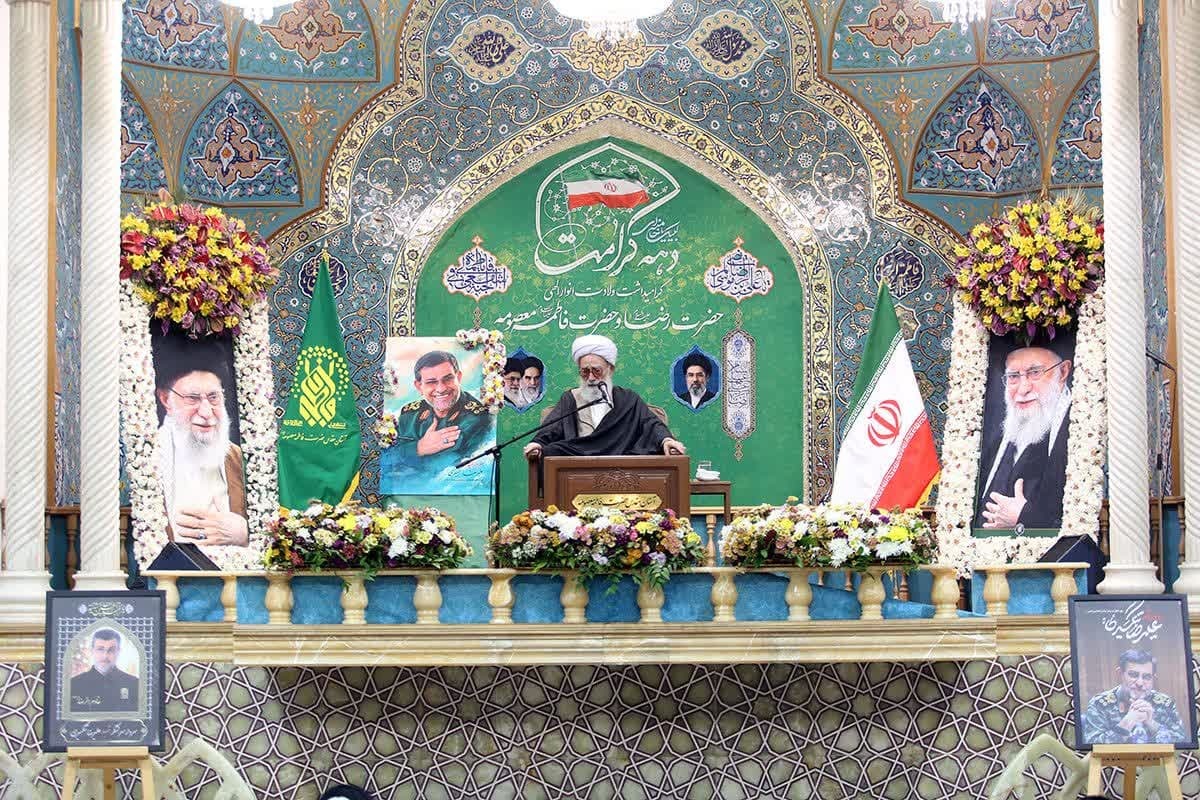 بزرگداشت فرمانده شهید نیروی دریایی سپاه در حرم حضرت معصومه (س) بزرگداشت فرمانده شهید نیروی دریایی سپاه در حرم حضرت معصومه (س)