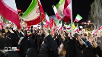 مردم همچنان ایستاده و مقتدر