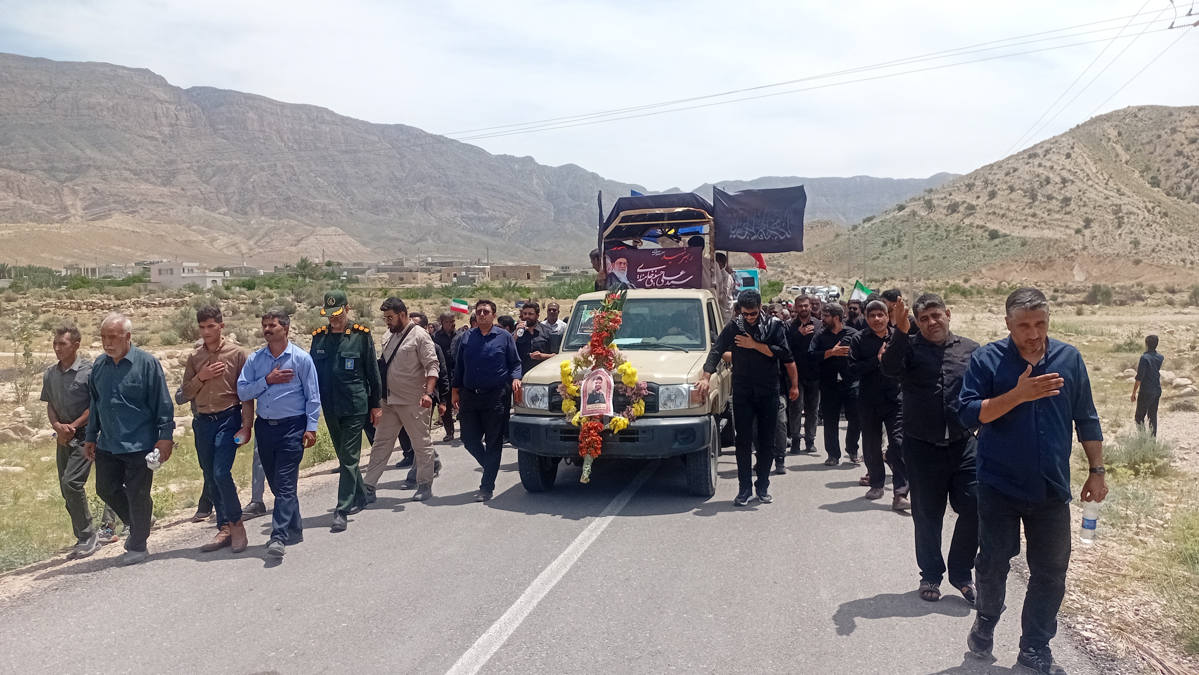 تشییع پیکر یک شهید در روستای هماگ بندرعباس تشییع پیکر یک شهید در روستای هماگ بندرعباس