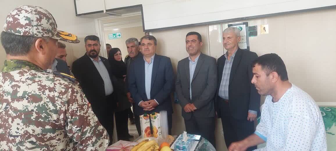 دیدار یکی از فرماندهان پدافند هوایی با جانباز جنگ تحمیلی سوم