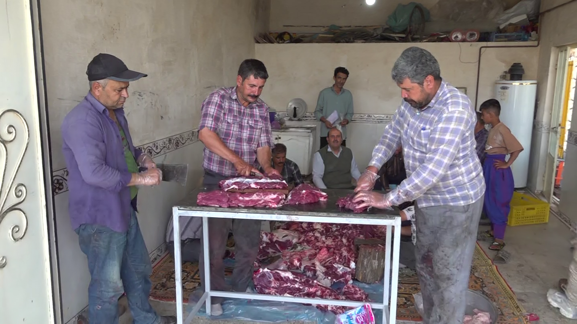 قربانی کردن کشاورزان روستای اورقین  کبودراهنگ در عید غدیر به رسم هرساله به شکرانه باران