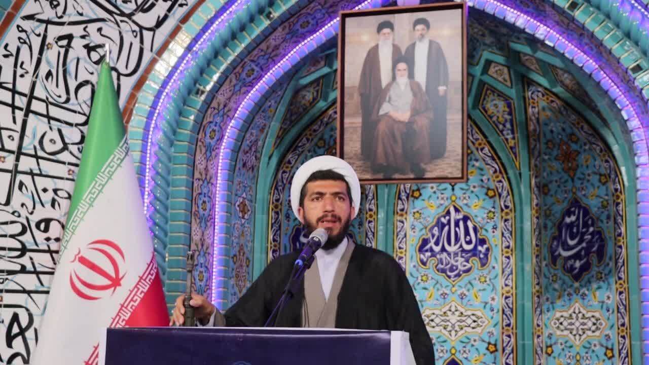 هشدار امام جمعه تکاب در خصوص تلاش دشمن برای ایجاد مشکلات معیشتی برای مردم
