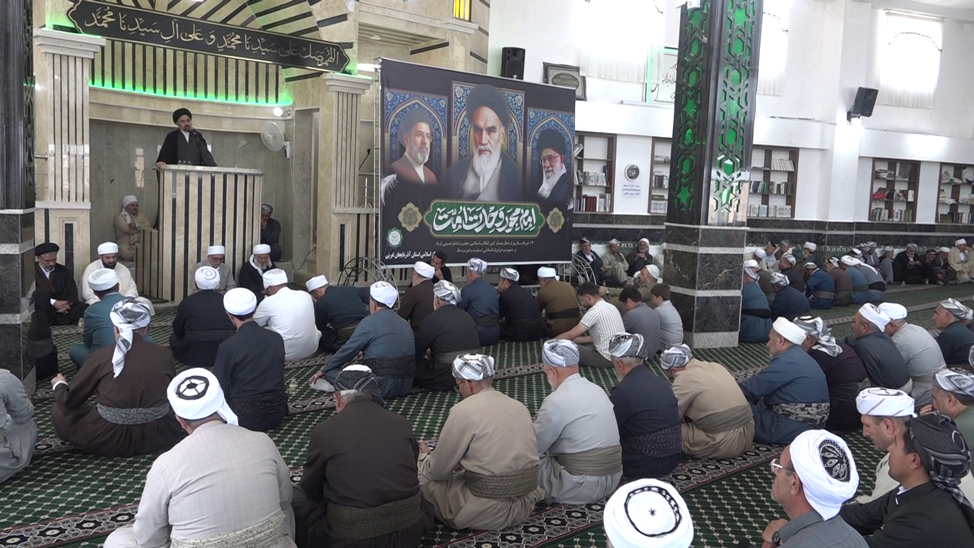 ادای احترام علمای اهل سنت ارومیه به بنیانگذار کبیر انقلاب ادای احترام علمای اهل سنت ارومیه به بنیانگذار کبیر انقلاب