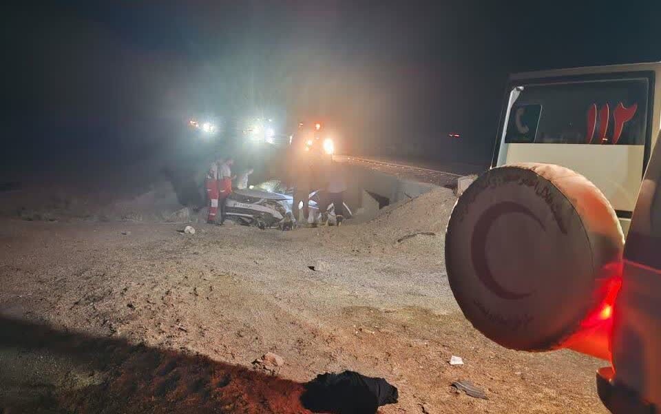 امدادرسانی تیم عملیاتی هلال‌احمر مهریز به مصدومان حادثه تصادف در محور انار - مهریز