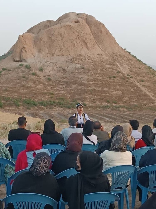برپایی مراسم شاهنامه خوانی در تل ضحاک فسا برپایی مراسم شاهنامه خوانی در تل ضحاک فسا
