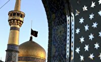برافراشته شدن بیرق عزای حسینی بر فراز گنبد حرم رضوی