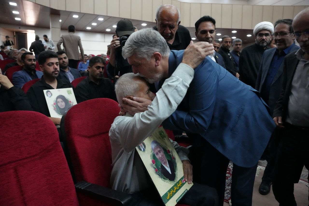 تکریم وزیر فرهنگ از خانواده شهدای لامرد