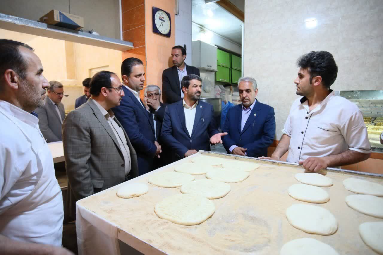 بازدید سرزده استاندار همدان از نانوایی‌ها و واحد‌های صنفی