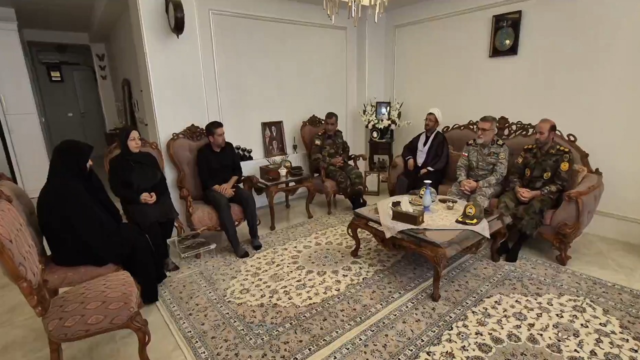 دیدار نماینده حقوقی و پارلمانی ارتش در مجلس شورای اسلامی با خانواده های شهدا در میانه