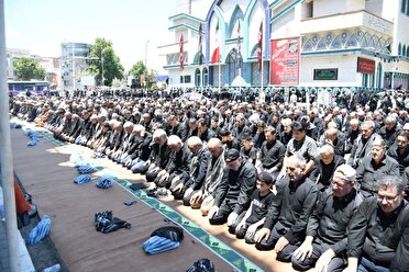 اقامه نماز ظهر عاشورا در میدان امام حسین (ع) ارومیه