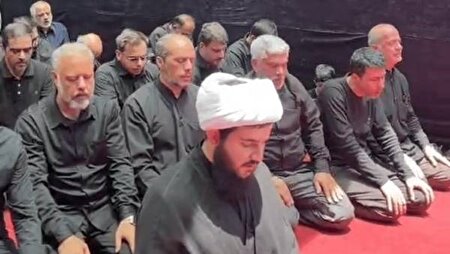 اقامه نماز ظهر عاشورا در جوار محل شهادت رهبر شهید